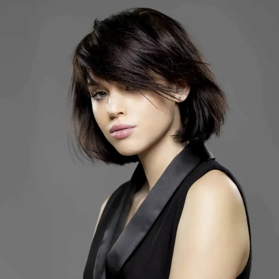 Femme avec une belle coloration ton sur ton