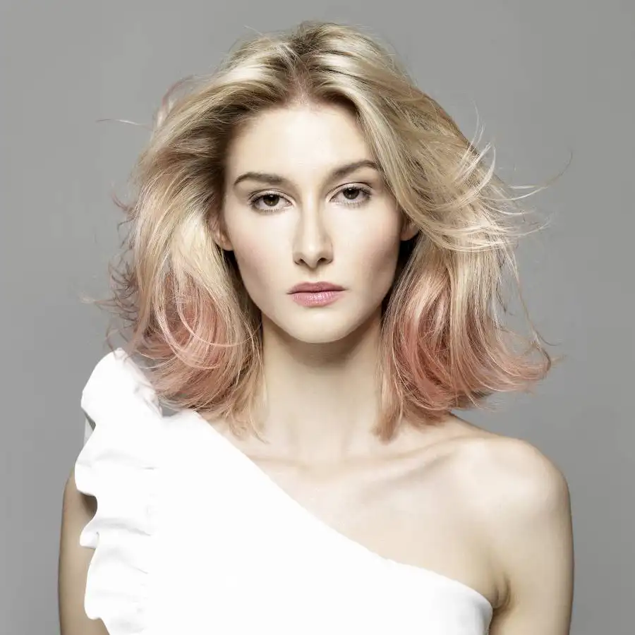 Femme blonde magnifique coloration