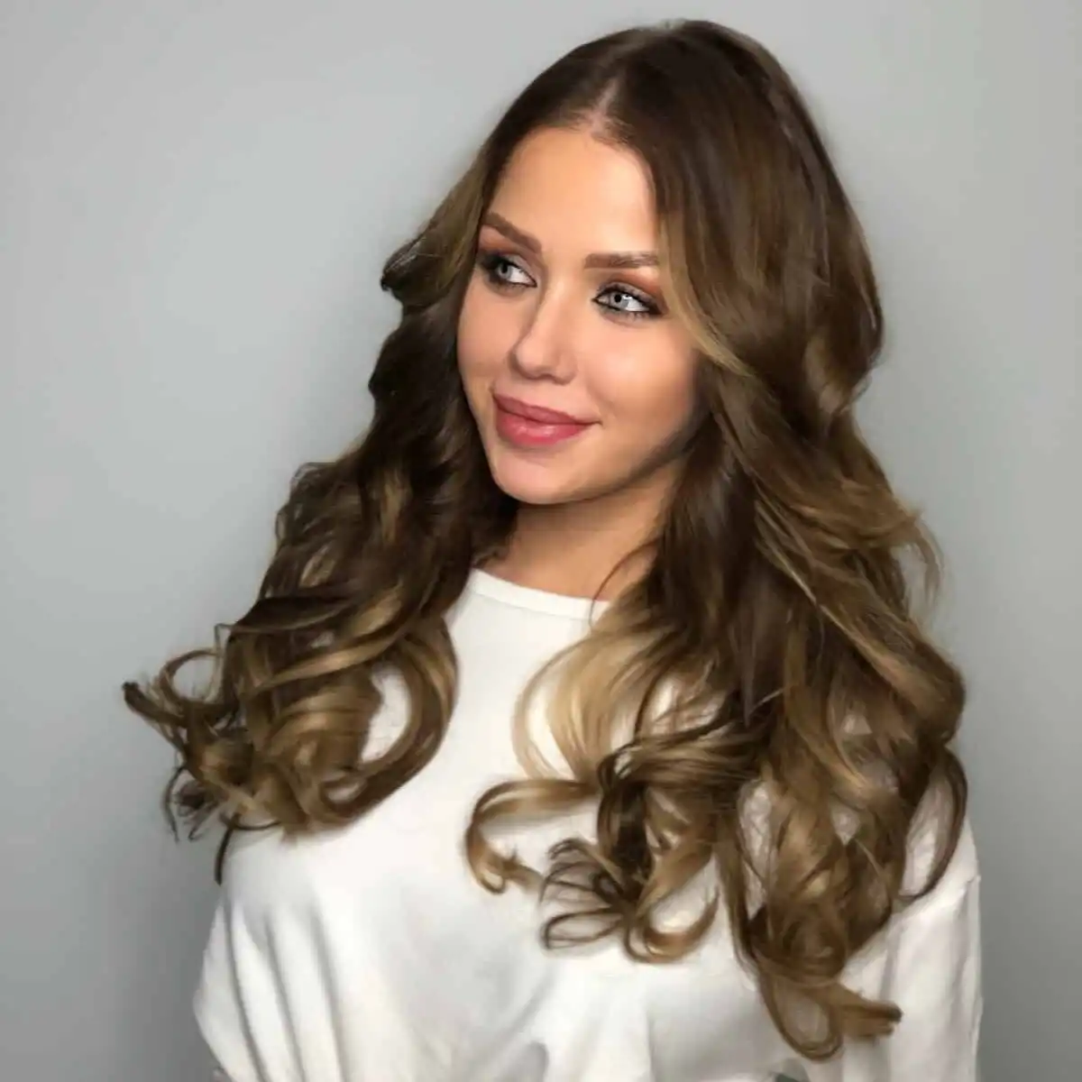 Femme brune avec un chemisier blancc