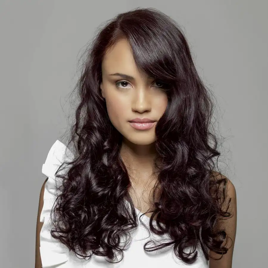 Femme brune avec une chevellure parfaite