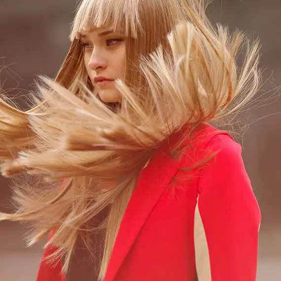 Femme blonde cheveux très long