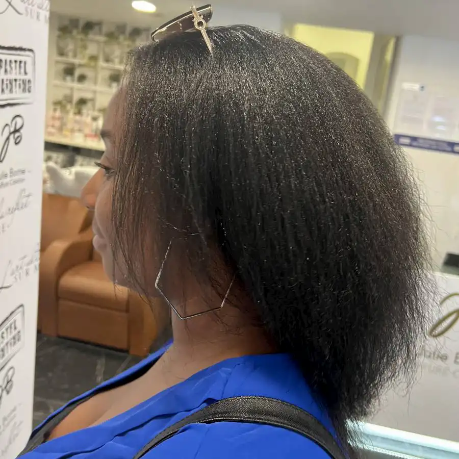 femme cheveux lissée