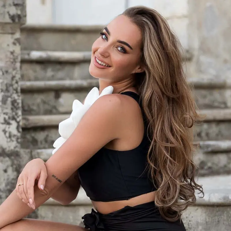 Femme avec de magnifique cheveux ondulés