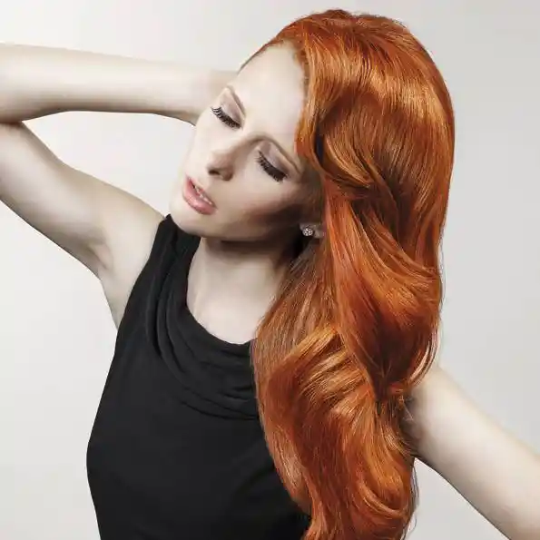 Femme rousse cheveux longs