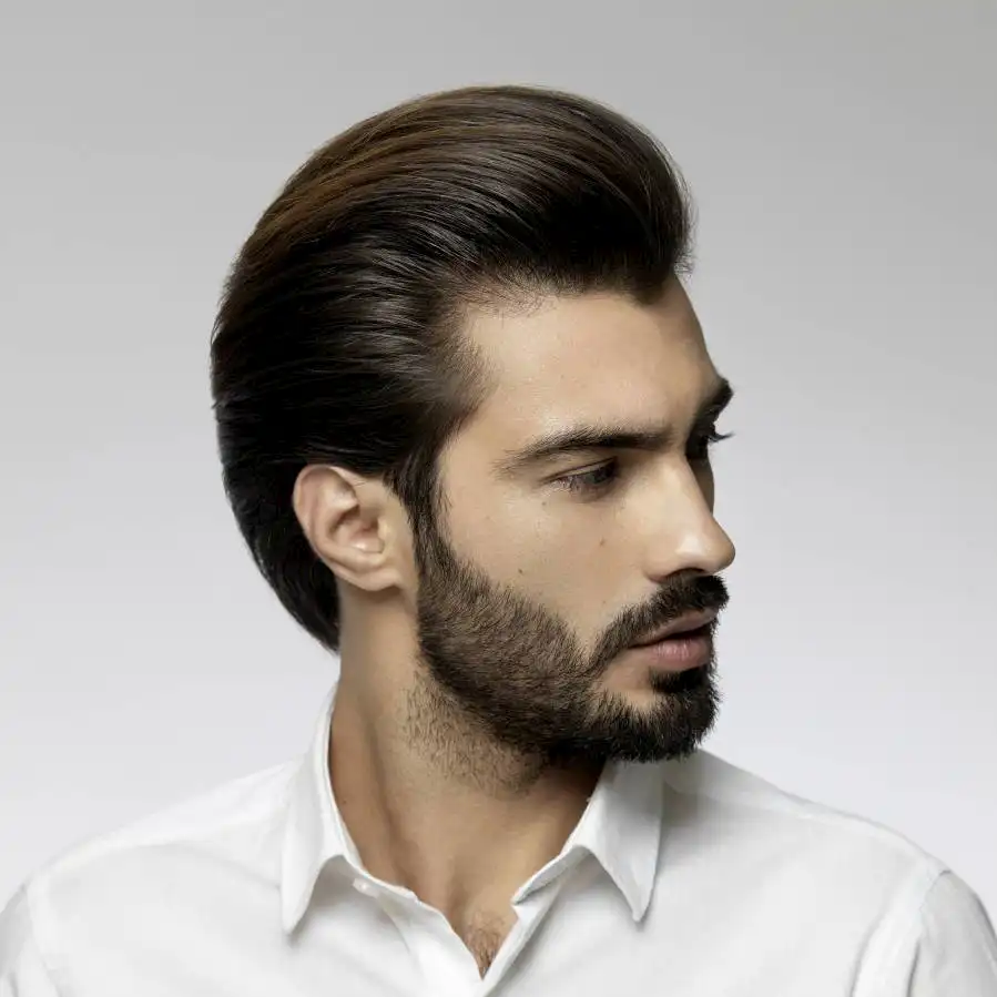 Homme avec une barbe repigmentée