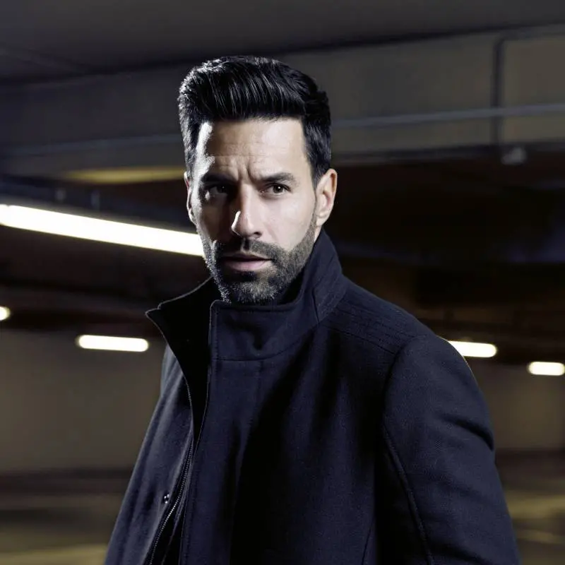 Homme barbue veste bleue