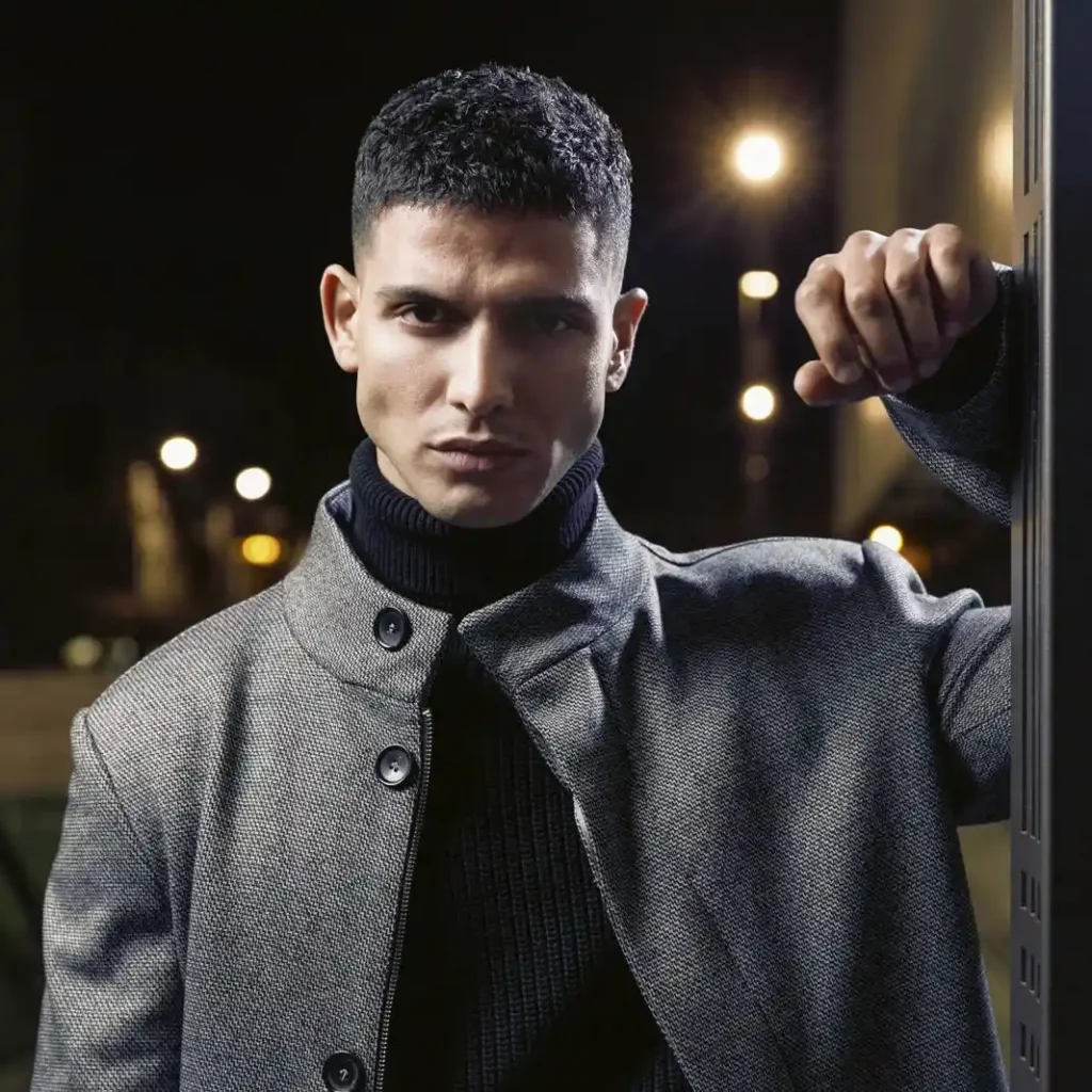 Homme vue de face avec une veste grise